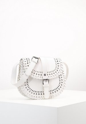 Bílá kožená crossbody kabelka s ozdobnými výřezy, pletenými okraji, přezkovým zavíráním a nastavitelným popruhem na bílém povrchu.