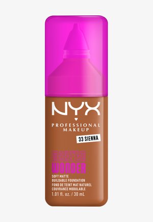 Fles NYX Make 'Em Wonder foundation in kleur 33 Sienna. Bruine vloeistof met een matte finish, afgesloten met een roze flipdop. Inhoud 30 mL.