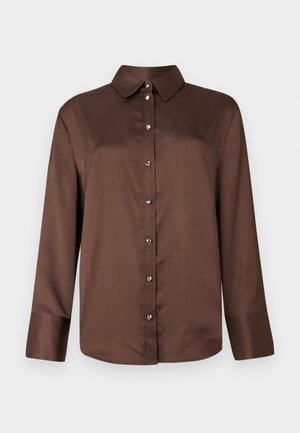 Camisa marrón de manga larga con botones, con cuello clásico, botones plateados y tela lisa y texturizada.