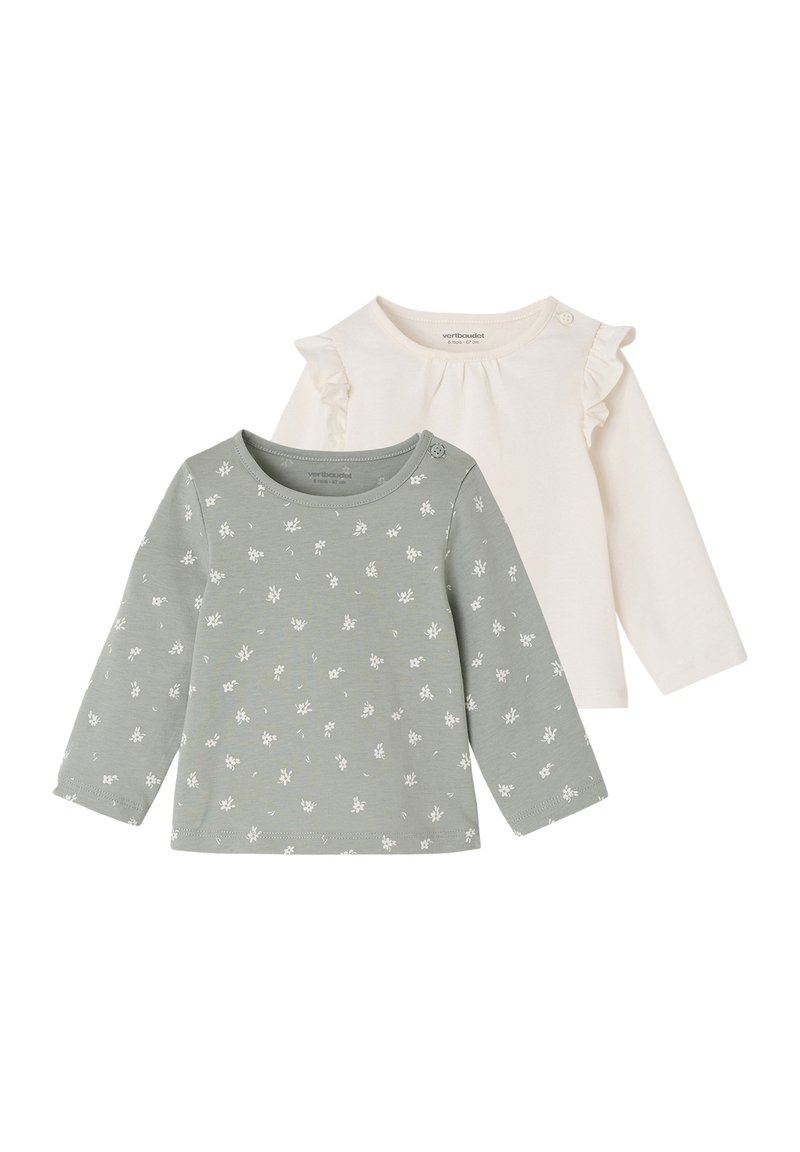 Zwei Langarmoberteile: eines in blassgrün mit weißem Blumenmuster und rundem Ausschnitt; das andere in creme mit Rüschendetails an den Schultern.