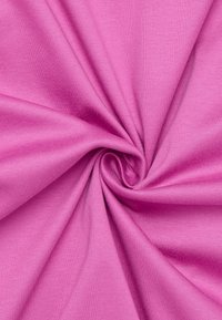 Rosa Stoff mit glatter Textur, spiralförmig angeordnet, zeigt eine einfarbige Fläche ohne Muster oder sichtbare Nähte.