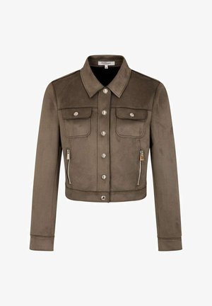 Chaqueta corta marrón de ante, con cuello, botones plateados, dos bolsillos en el pecho y un bolsillo lateral con cremallera. Textura suave.