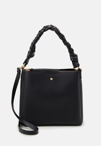 Svart läderhandväska med flätat handtag, guldhardware och dragkedjestängning. Har en hexagonal accent framtill.
