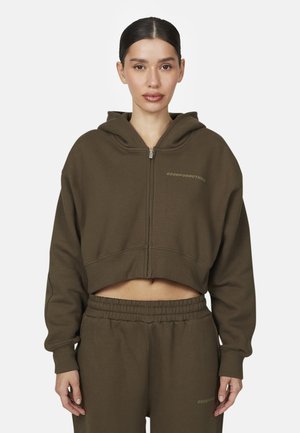 Felpa verde oliva tagliata, con cappuccio e zip frontale, caratterizzata da polsini a costina e la scritta "GOODFORNOTHING" in un font sottile.