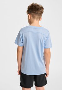 Ljusblå t-shirt med korta ärmar och rund halsringning, i en mjuk textur, kombinerad med svarta shorts. Har förstärkta sömmar och en avslappnad passform.
