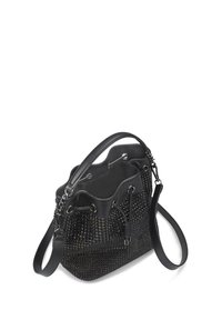 Bolsa tipo bucket negra con cuerpo texturizado y tachonado, acentos de cuero, cierre superior con cuerda y dos opciones de transporte: asa y correa de hombro.