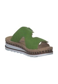 Grøn lædersandal med skæringsdesign, tekstureret korkvokset sål og et stribemønster langs bunden. Hvid gummidetalje nederst.