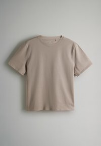 Beige Baumwoll-T-Shirt mit Rundhalsausschnitt, kurzen Ärmeln und geradem Schnitt. Weiche Textur ohne sichtbare Muster oder Verzierungen.