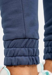 Marineblauwe joggingsbroeken gemaakt van een zachte katoenmix, met elastische boorden, een gladde textuur en een aansluitend ontwerp bij de enkel.