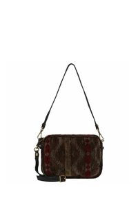 Borsa a tracolla rettangolare in tessuto intrecciato marrone con motivi a diamante e geometrici in rosso e oro. Tracolla regolabile nera con hardware in metallo.