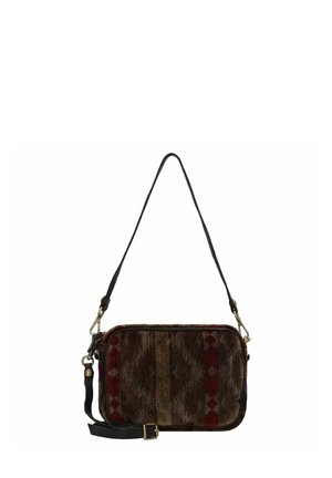 Borsa a tracolla rettangolare in tessuto intrecciato marrone con motivi a diamante e geometrici in rosso e oro. Tracolla regolabile nera con hardware in metallo.