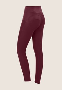 Leggings borgogna con vita alta, texture liscia e design della tasca posteriore curvata. Materiale elasticizzato adatto per l'abbigliamento sportivo.