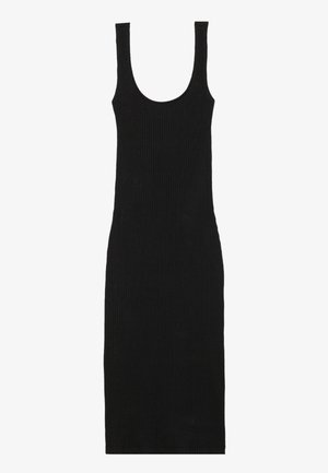 Robe en maille côtelée noire avec une silhouette ajustée, décolleté arrondi et larges bretelles ; texture lisse et design long jusqu'aux chevilles.