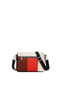 Rechthoekige schoudertas met een geribbelde textuur; bestaat uit synthetische materialen in beige, bruin, rood en zwart, met een ritsafsluiting en een verstelbare schouderband.