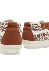 Sneaker alte in tela marrone con accenti a motivo floreale, dettagli bianchi e finitura in tessuto testurizzato. Suola in gomma leggera.