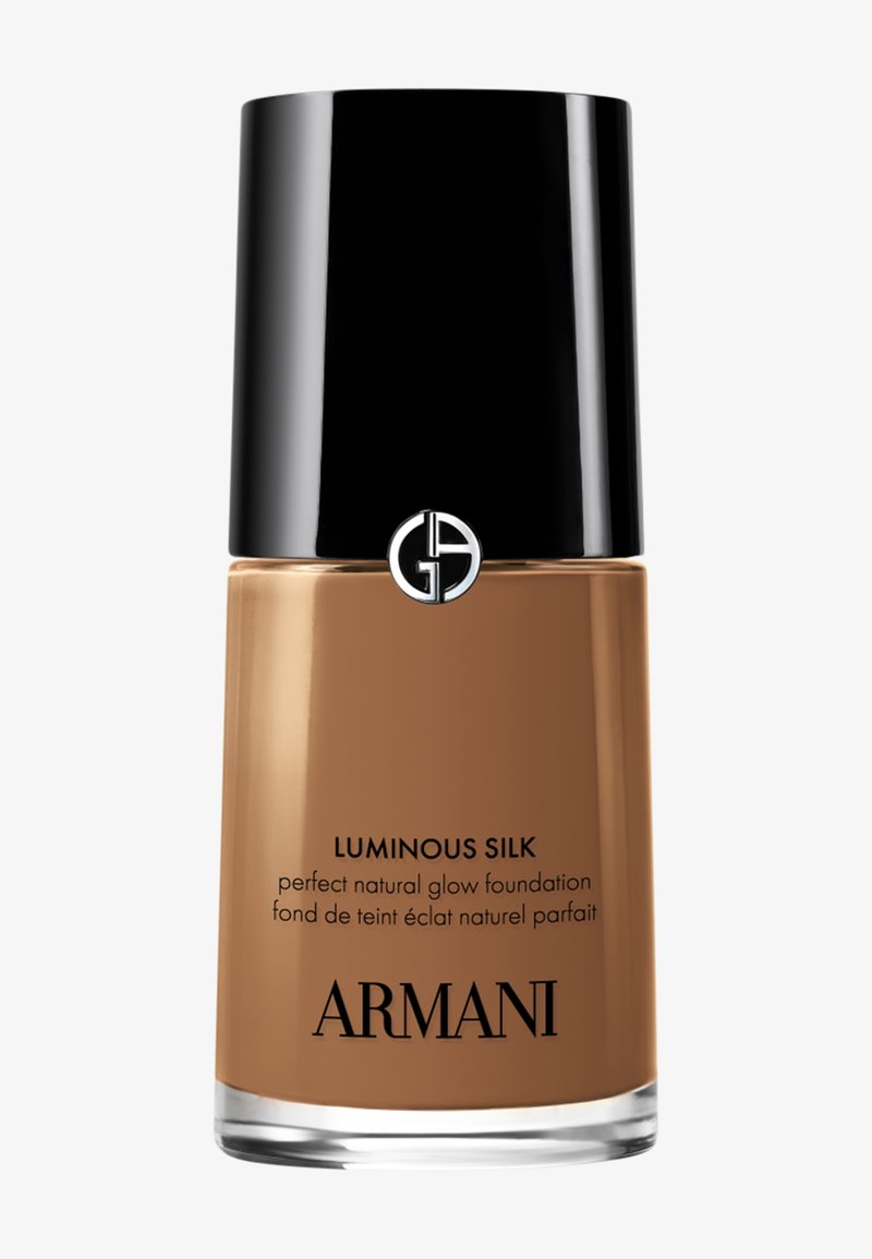 Flacon en verre de fond de teint Armani Luminous Silk en teinte marron moyen avec bouchon noir et logo argenté Giorgio Armani.