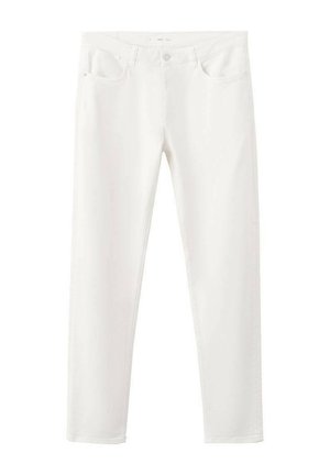 Biele úzke džínsy s prednými vreckami, pútkami na opasok, zapínaním na gombík a zipsom na hladkom pozadí.
