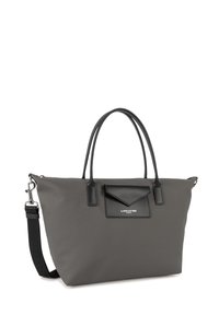 Sac fourre-tout synthétique gris avec accents en cuir noir, poignées doubles et poche à rabat. Comprend une bandoulière amovible.