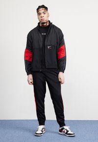 Nike Sportswear AIR TRACKTOP - Trainingsjacke - black/university red