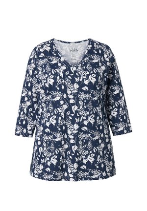 Tmavě modrý tunikový top s výstřihem do V a tříčtvrtečními rukávy, zdobený bílým květinovým vzorem a vyrobený z jemné bavlněné látky.