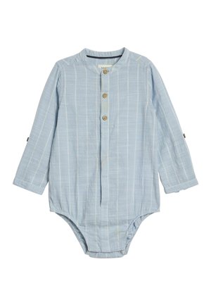 Jasnoniebieski body niemowlęcy z długim rękawem z cienkimi białymi paskami, trzema drewnianymi guzikami z przodu i kołnierzykiem typu mandarynka.