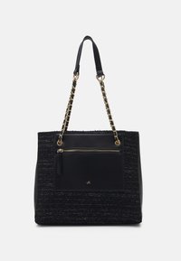 Svart tote-väska med vävd textur, accentuerad med guldkedjor och en dragkedjeförsedd framficka. Släta läderkanter runt om.
