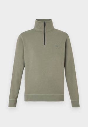 Maglione in pile verde con collo alto e mezza cerniera. Presenta una toppa rettangolare con il logo sul petto sinistro e polsini a costine.