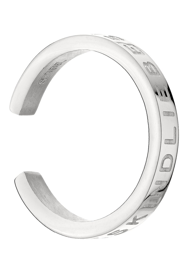 Silberner Armreif mit glänzendem Finish und eingravierter Beschriftung rund um den Ring; glatte Textur und geschwungenes Design.