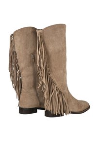 Botines de ante color camello con flecos largos en el lateral, cierre de cremallera en el lado interior y tacón bajo. La textura es suave y aterciopelada.