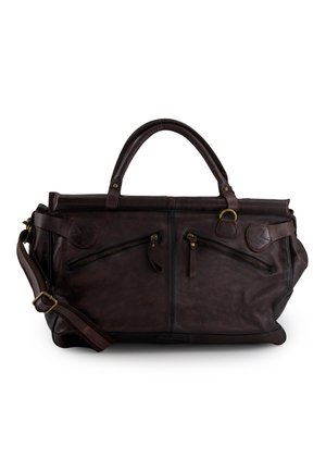 Donkerbruine leren duffeltas met twee voorvakken met rits, afgeronde handvatten en een verstelbare schouderriem met messing beslag.