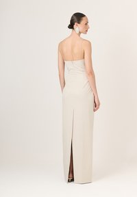 LA MANIA GEORGINA - Společenské šaty - beige