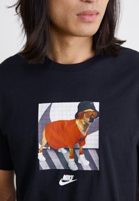 Nike Sportswear TEE OPEN - T-shirts print - black