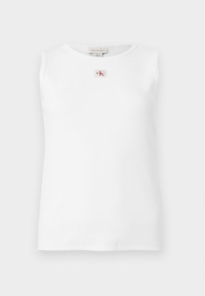 Débardeur blanc sans manches en maille côtelée avec un petit logo Calvin Klein rouge et noir centré juste en dessous de l'encolure.