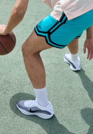 HUSTLE ACADEMY - Basketball shoes - white/black