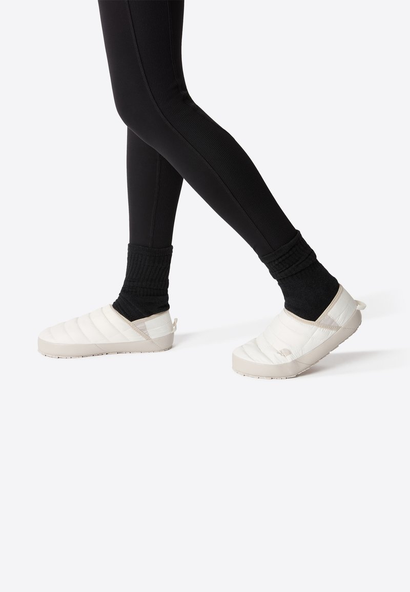 The North Face - THERMOBALL TRACTION - Sandalias de senderismo - white, Ampliar