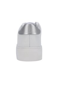Sneaker bianco con un accento argentato metallico sul tallone, superficie liscia, suola piatta e dettagli di cucitura minimi sul retro.