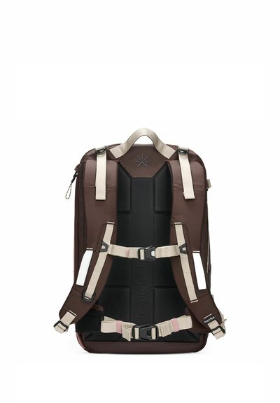 Brauner und schwarzer Rucksack mit beigen verstellbaren Schultergurten, Brust- und Taillenschnallen sowie einem oberen Griff vor weißem Hintergrund.