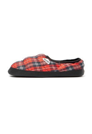 Zapatilla tipo slip-on de cuadros rojos y negros con suela negra y pequeño logo blanco en el lateral, vista desde el lado exterior sobre fondo blanco.