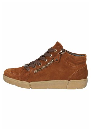 Brun ruskinds højtop-sneaker med sidelukning, brune snørebånd og beige gummisål, vist fra ydersiden.