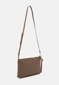 Borsa a tracolla sintetica marrone con texture liscia, forma allungata, tracolla regolabile e dettagli in metallo dorato.