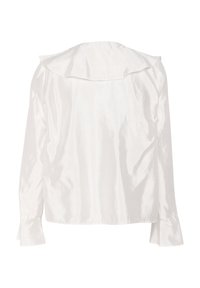 Chaqueta de satén blanca con un gran cuello, mangas 3/4 y puños acampanados. Textura suave con un ligero brillo y un diseño corto.