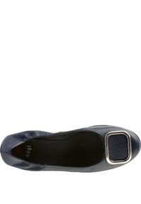 Granatowe skórzane baleriny z okrągłym noskiem, z wyróżniającą się srebrną kwadratową klamrą z przodu. Gładka faktura i minimalistyczny design.