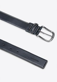 Marineblauer Ledergürtel mit strukturiertem Finish, silverfarbenem Metallschnalle und weißen Nähten. Verfügt über sechs Löcher zur Größenanpassung.