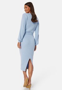 Bubbleroom ROUND NECK RIB KNITTED MIDI DREESS - Pletené šaty - light blue denim