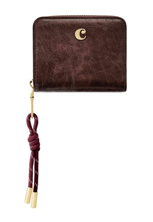 Kompakte braune Lederbrieftasche mit goldfarbenem "C"-Logo, Reißverschluss und burgunderrotem geflochtenem Zugschnur mit goldfarbenen Enden.