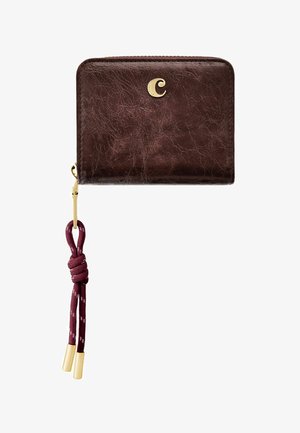 Kompakte braune Lederbrieftasche mit goldfarbenem "C"-Logo, Reißverschluss und burgunderrotem geflochtenem Zugschnur mit goldfarbenen Enden.