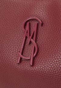 Steve Madden BLAURY - Bolso de mano - crimson
