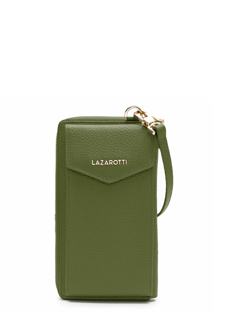 Portafoglio verde in pelle textured con patta, hardware dorato e tracolla. Presenta una chiusura con zip e un dettaglio con logo sul fronte.