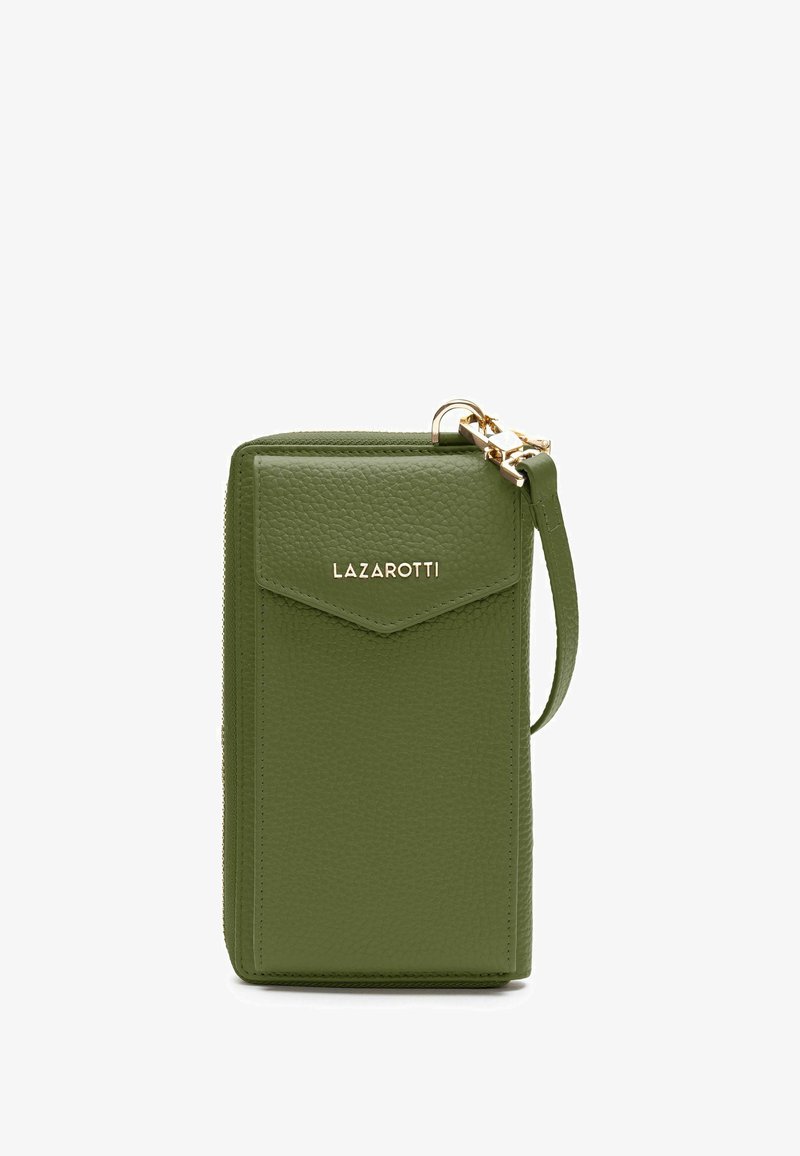 Cartera de cuero texturizado verde con tapa, herrajes dorados y correa para la muñeca. Presenta un cierre con cremallera y detalle del logo en la parte frontal.