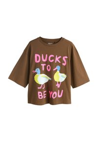 Tricou maro din bumbac cu mâneci scurte, având un grafic cu două rațe colorate și textul "DUCKS TO BE YOU" în roz.